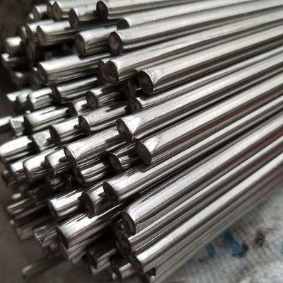 Cổng chính của thanh không gỉ với bề mặt sáng
